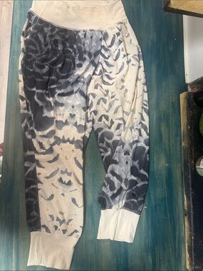 lululemon athletica Black and Cream Tie-Dye Capris